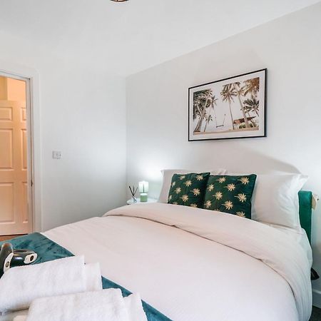 Livestay-New Private Apartment Building Minutes From Heathrow Слау Екстериор снимка