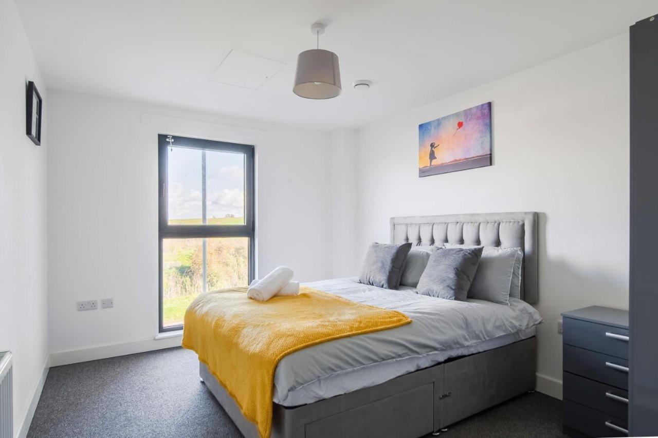 Livestay-New Private Apartment Building Minutes From Heathrow Слау Екстериор снимка