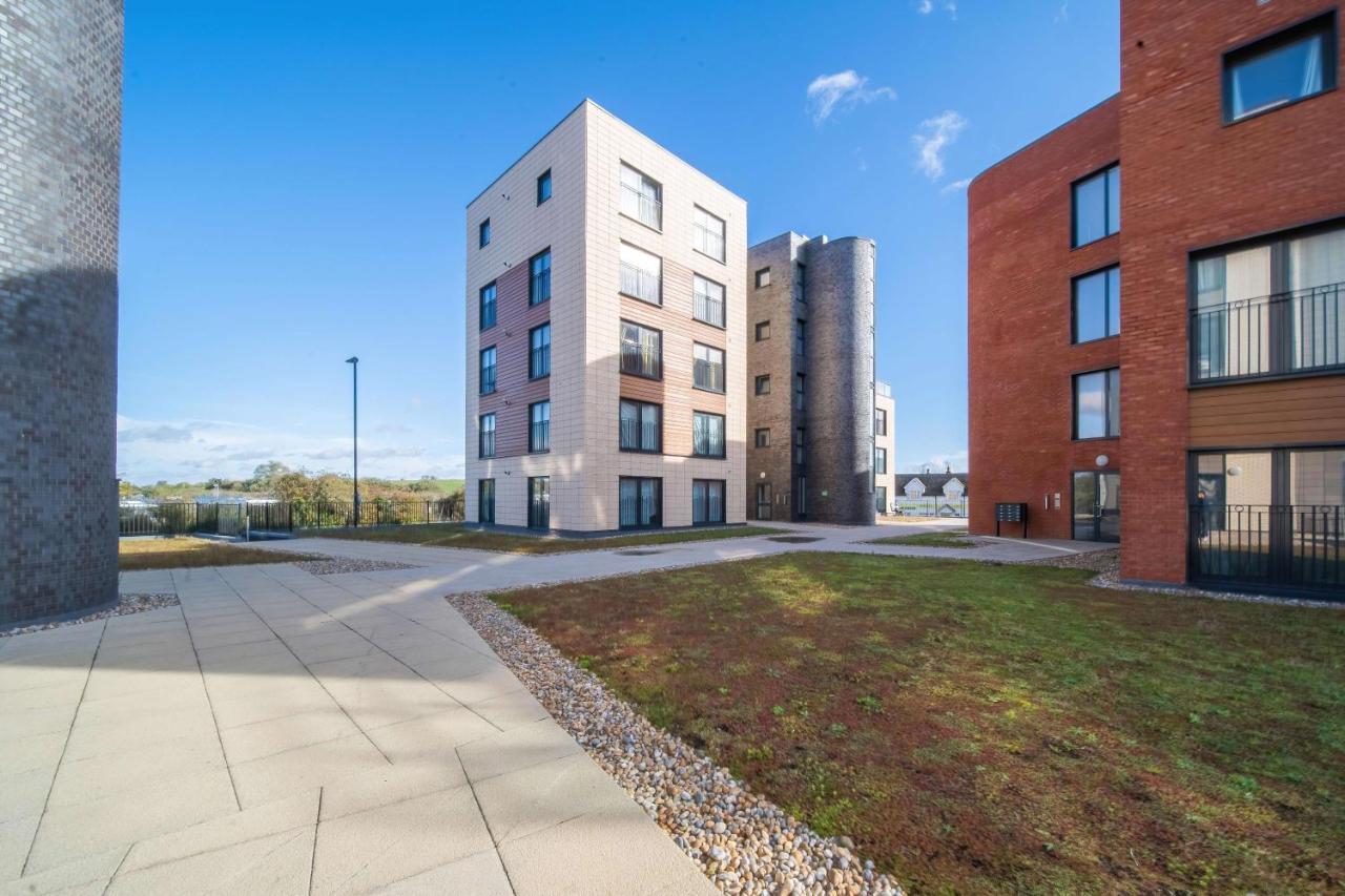 Livestay-New Private Apartment Building Minutes From Heathrow Слау Екстериор снимка