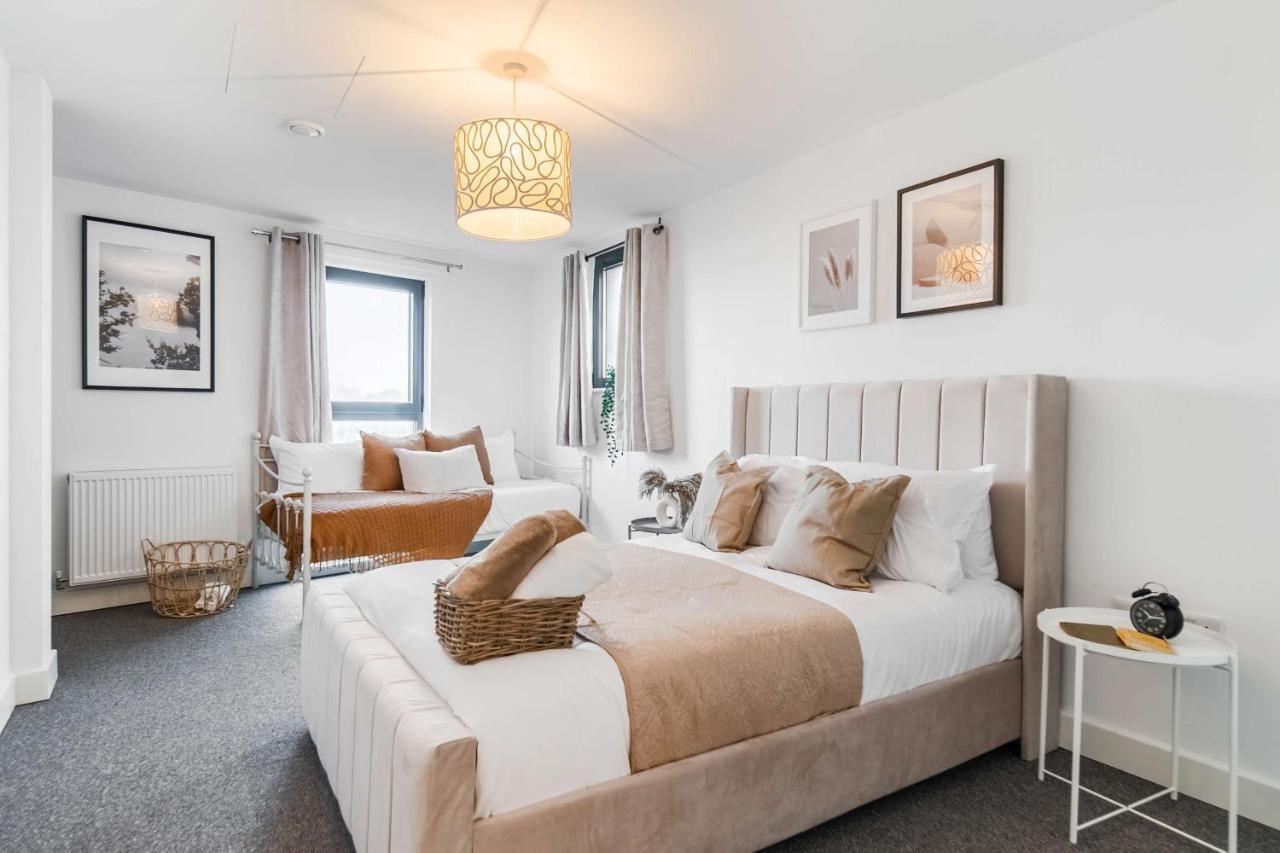 Livestay-New Private Apartment Building Minutes From Heathrow Слау Екстериор снимка