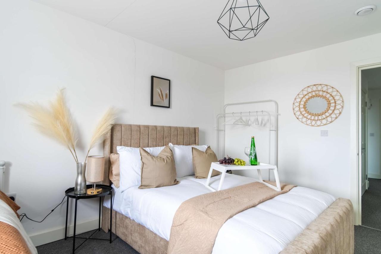 Livestay-New Private Apartment Building Minutes From Heathrow Слау Екстериор снимка