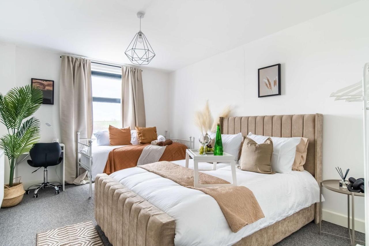 Livestay-New Private Apartment Building Minutes From Heathrow Слау Екстериор снимка