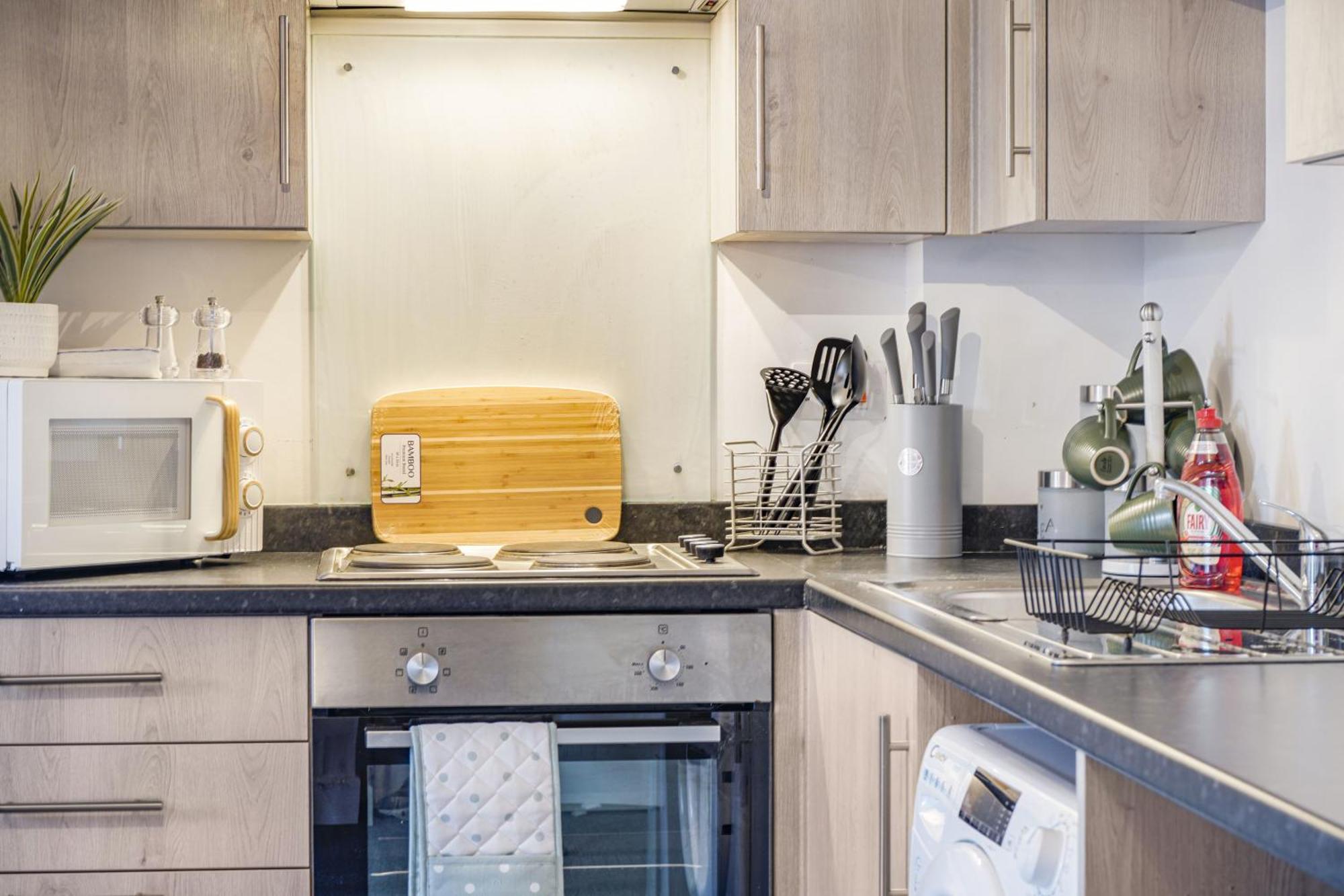 Livestay-New Private Apartment Building Minutes From Heathrow Слау Екстериор снимка