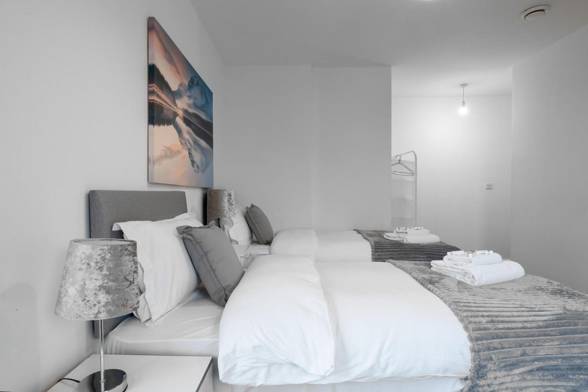 Livestay-New Private Apartment Building Minutes From Heathrow Слау Екстериор снимка