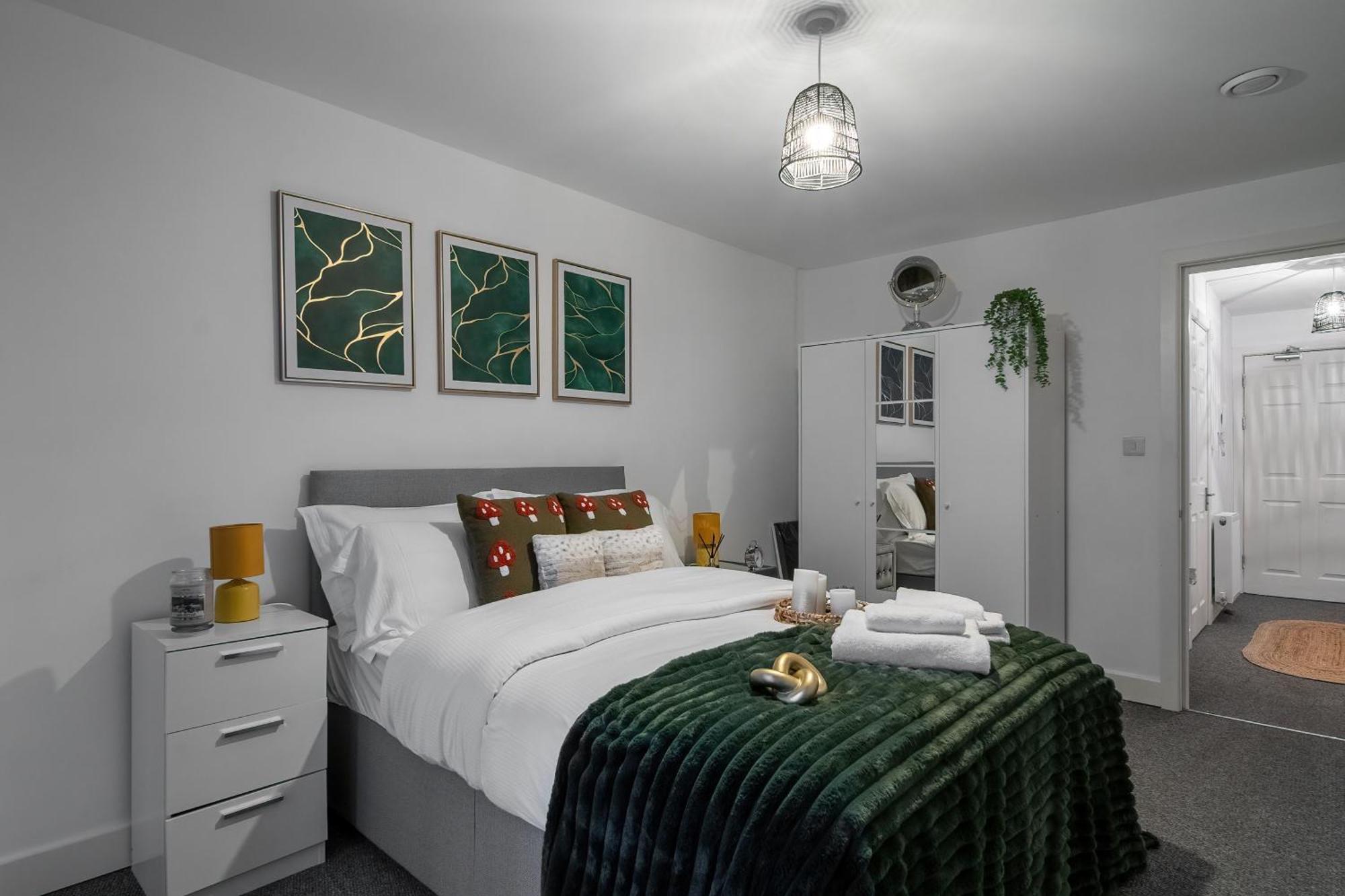 Livestay-New Private Apartment Building Minutes From Heathrow Слау Екстериор снимка