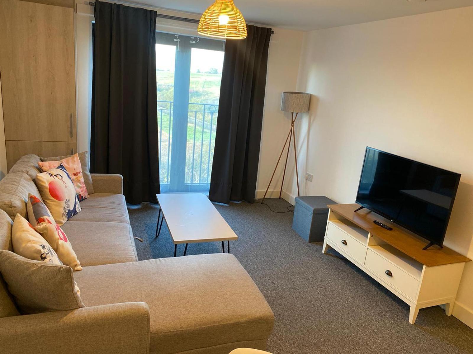 Livestay-New Private Apartment Building Minutes From Heathrow Слау Екстериор снимка
