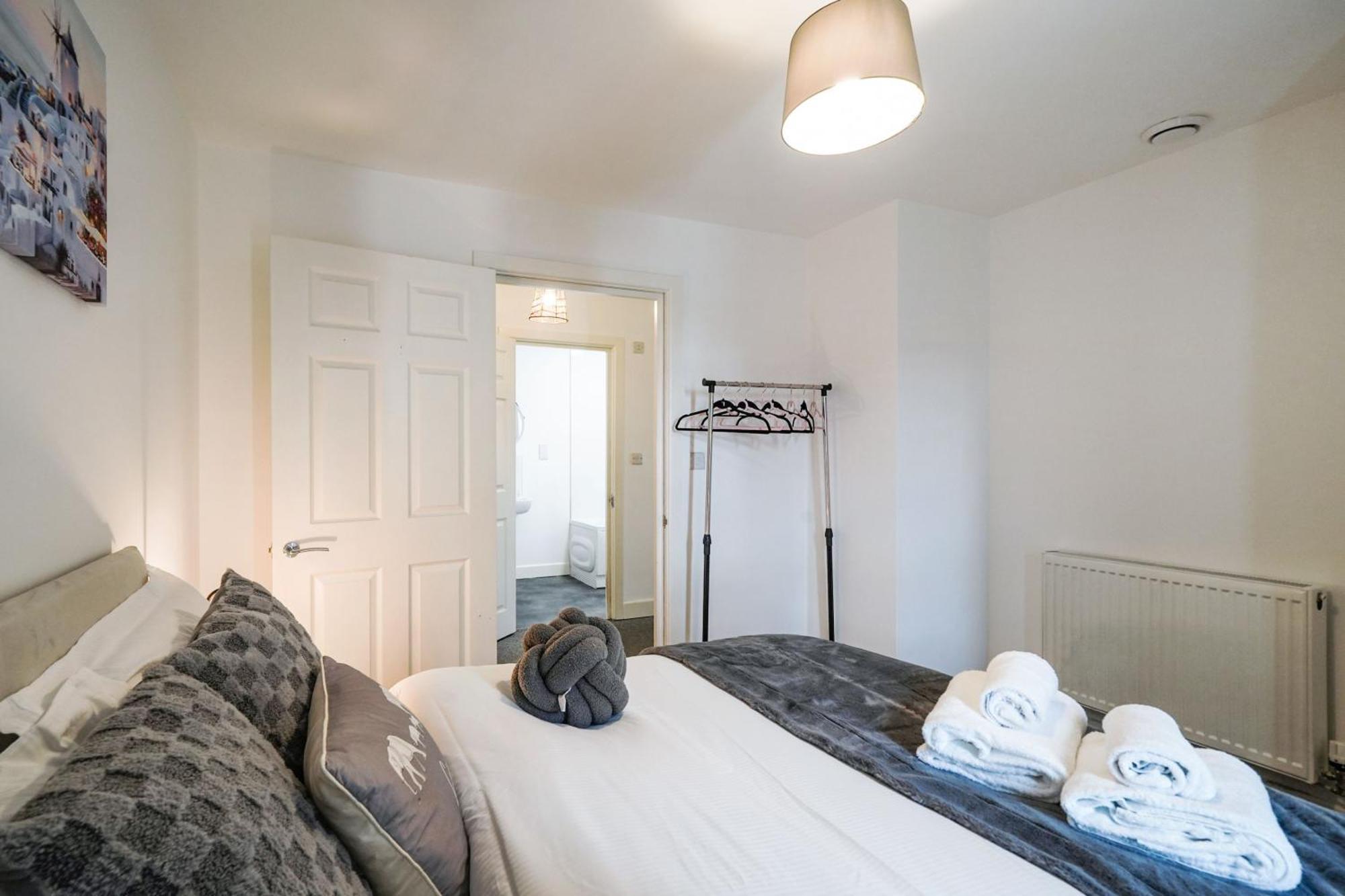 Livestay-New Private Apartment Building Minutes From Heathrow Слау Екстериор снимка